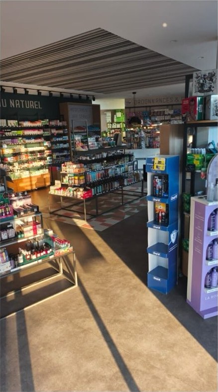 Allée centrale et vitrines d'une pharmacie après nettoyage