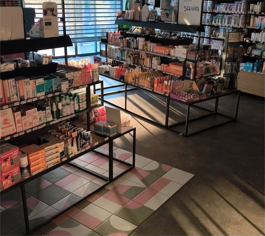 Rayonnages et sols d'une pharmacie après intervention
